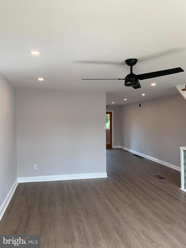 1131 Oakwood Dr, Glenolden, PA 19036 - photo 2