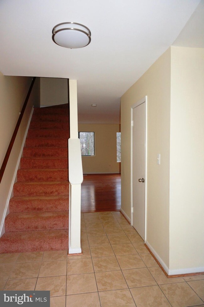 6914 Cipriano Woods Ct, Lanham, MD 20706 - photo 5