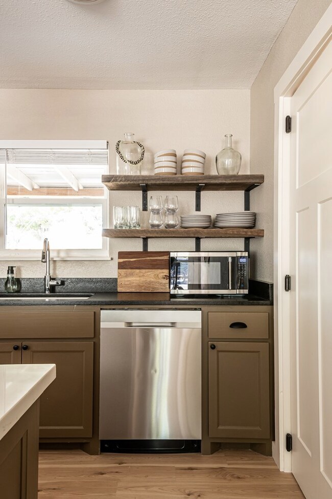 708 Sunset St, Fredericksburg, TX 78624 - photo 7