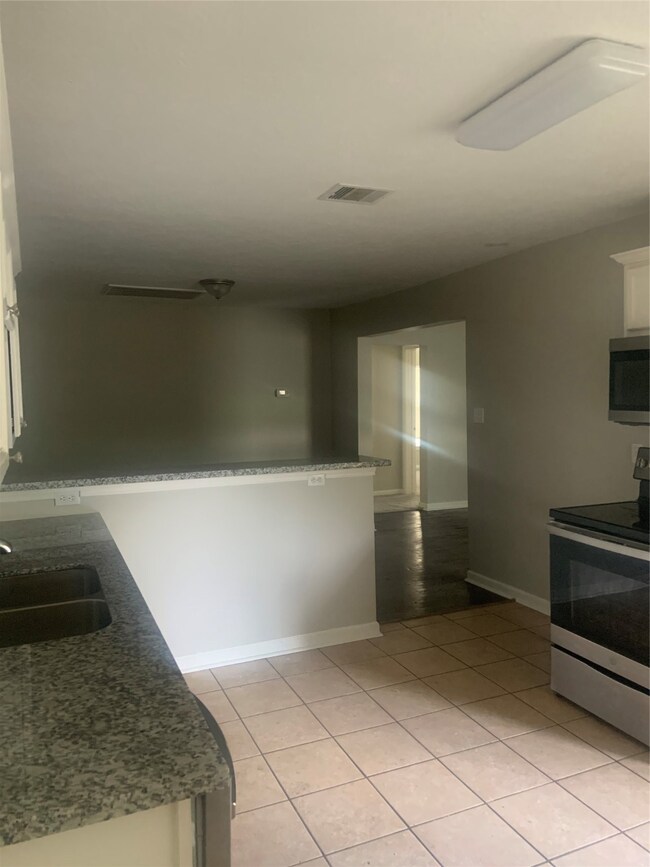 7818 Curry Rd, Houston, TX 77093 - photo 5