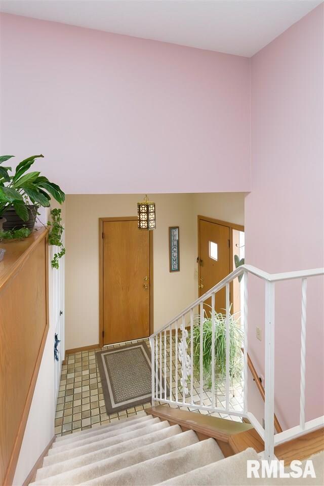 2138 W 38th Place, Davenport, IA 52806 - photo 2