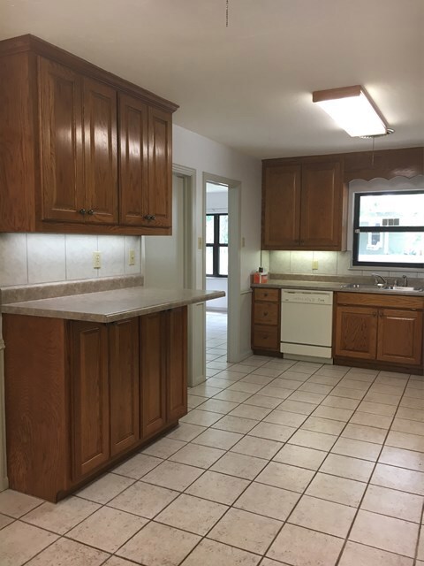 605 N Edison St, Fredericksburg, TX 78624 - photo 6