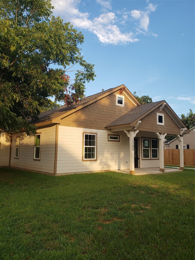 1109 Macarthur St, Rosenberg, TX 77471 - photo 3