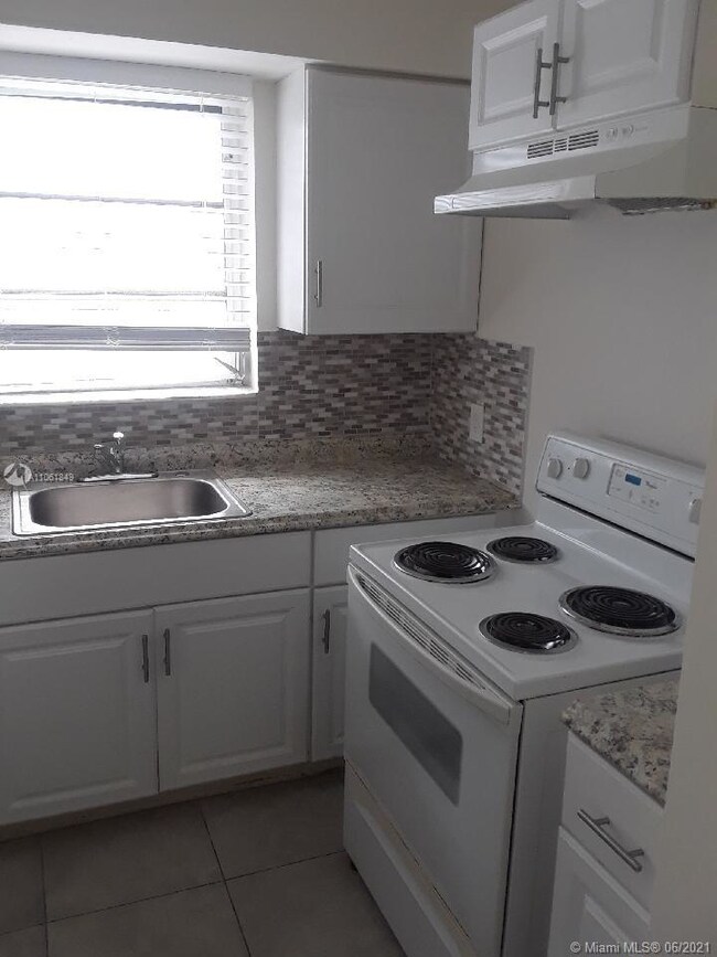 7920 Byron Ave unit 7, Miami Beach, FL 33141 - photo 4