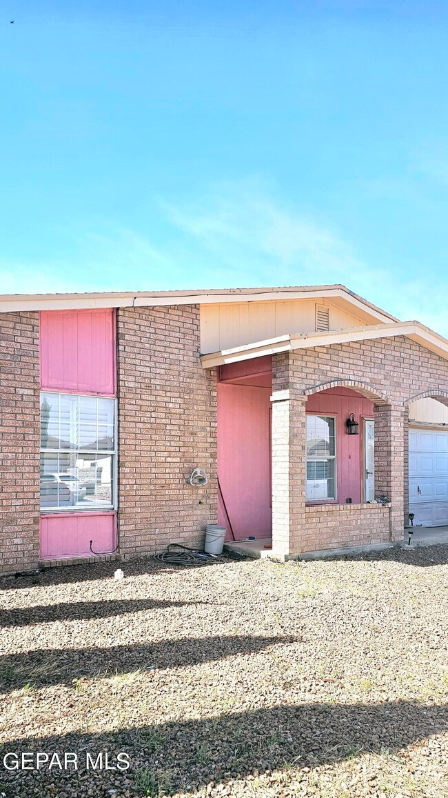 613 Desierto Bonito St, Horizon City, TX 79928 - photo 4