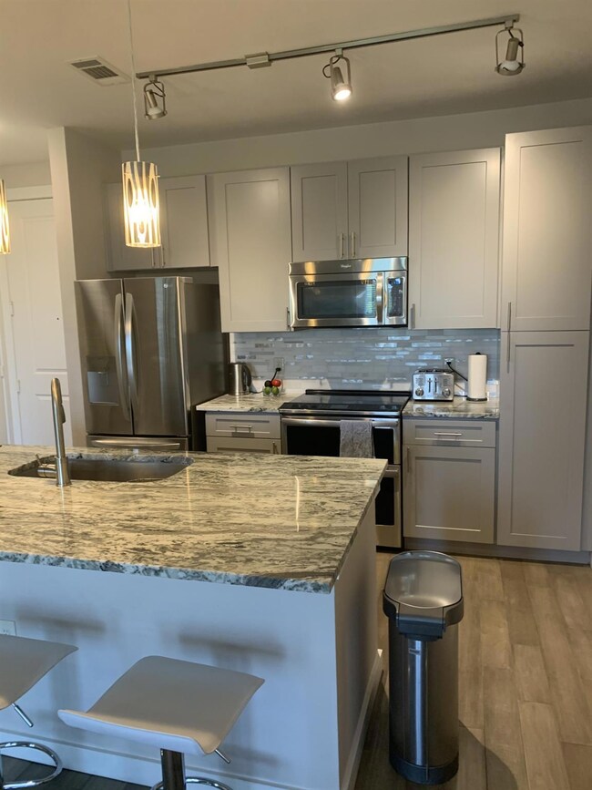 Kitchen with appliances with stainless steel fini