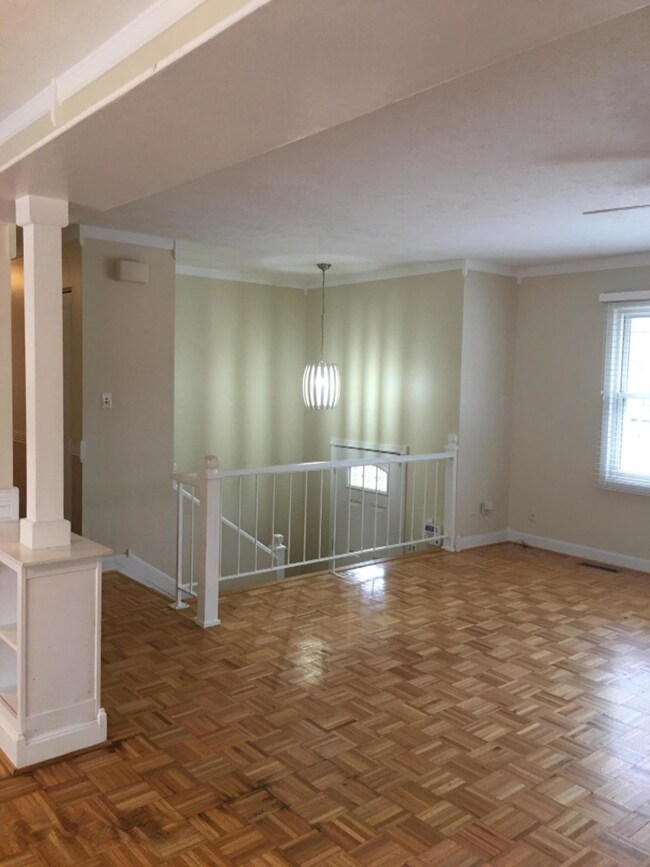 1318 W Water Street Living Room Entry