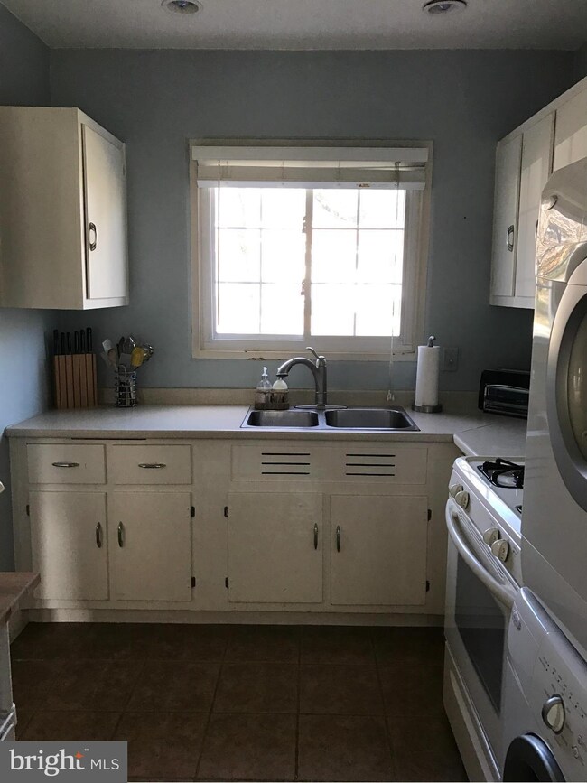 3357 Martha Custis Dr unit 825, Alexandria, VA 22302 - photo 7