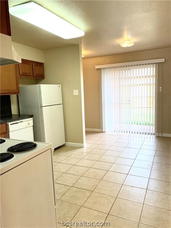 1608 Mossglenn Cir, College Station, TX 77840 - photo 3