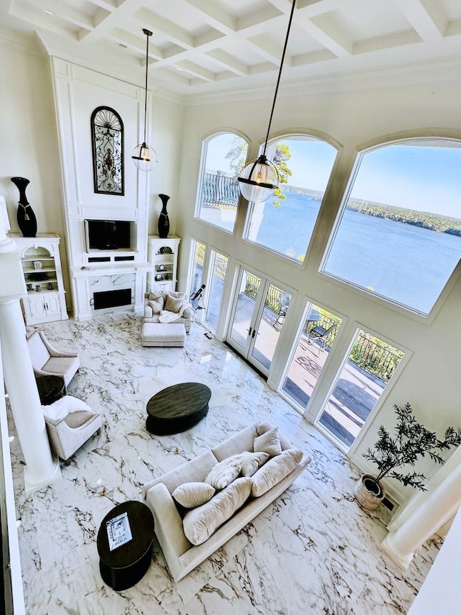 has a 2 story view...