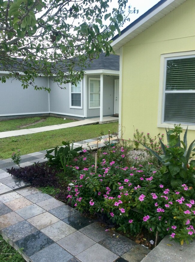 7947 Cherry Blossom Dr N, Jacksonville, FL 32216 - photo 4