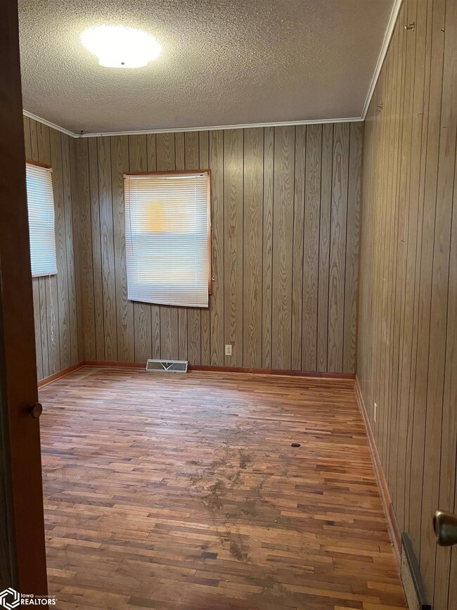 114 E Clarinda Ave, Shenandoah, IA 51601 - photo 4