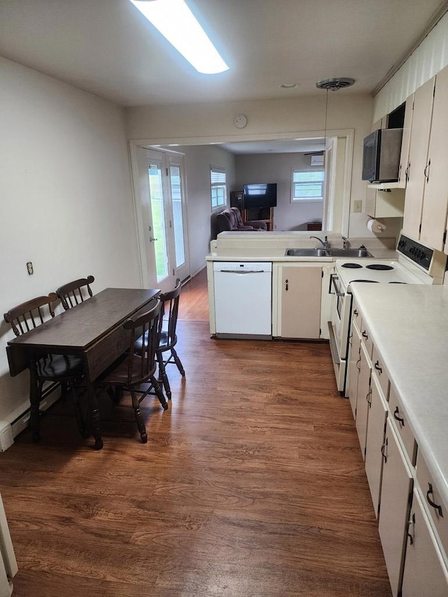 341 E Grayson St, Hillsville, VA 24343 - photo 5