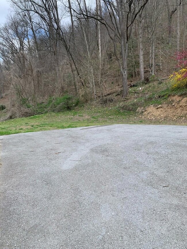 Large parking/turn around area