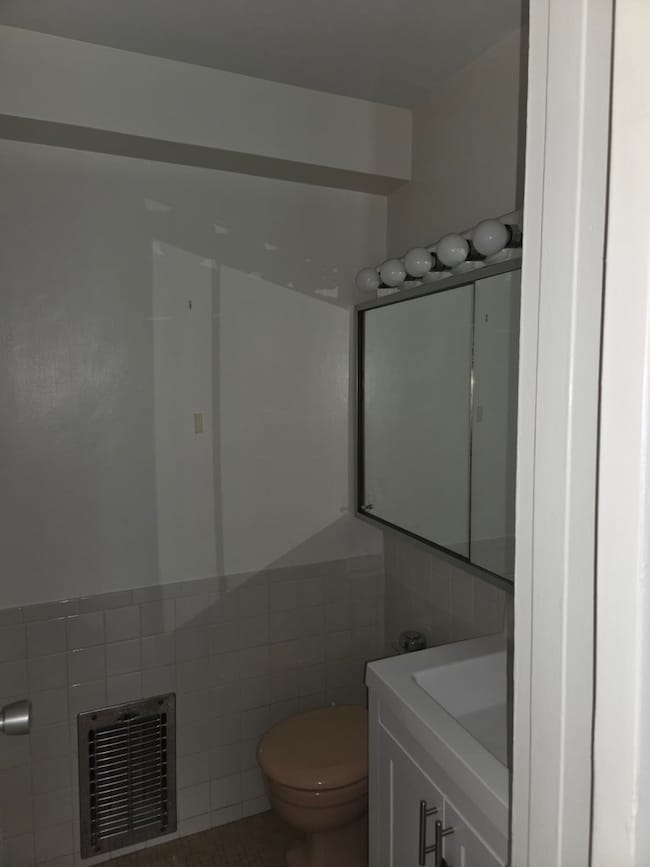 Commonwealth Plaza Condominium unit 518, Chicago, IL 60657 - photo 4