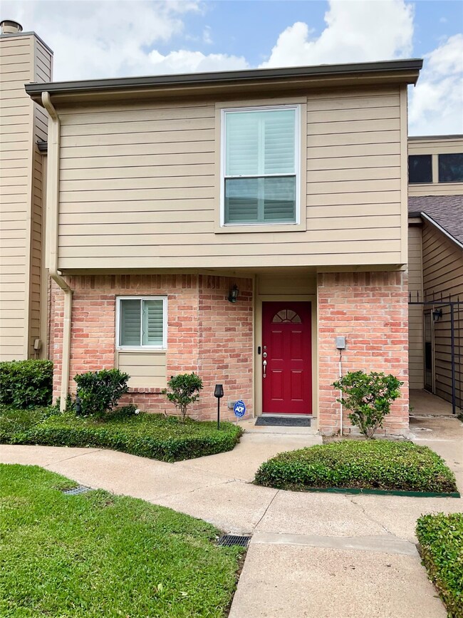 Welcome home to an ideal, spotless 2 bedroom home