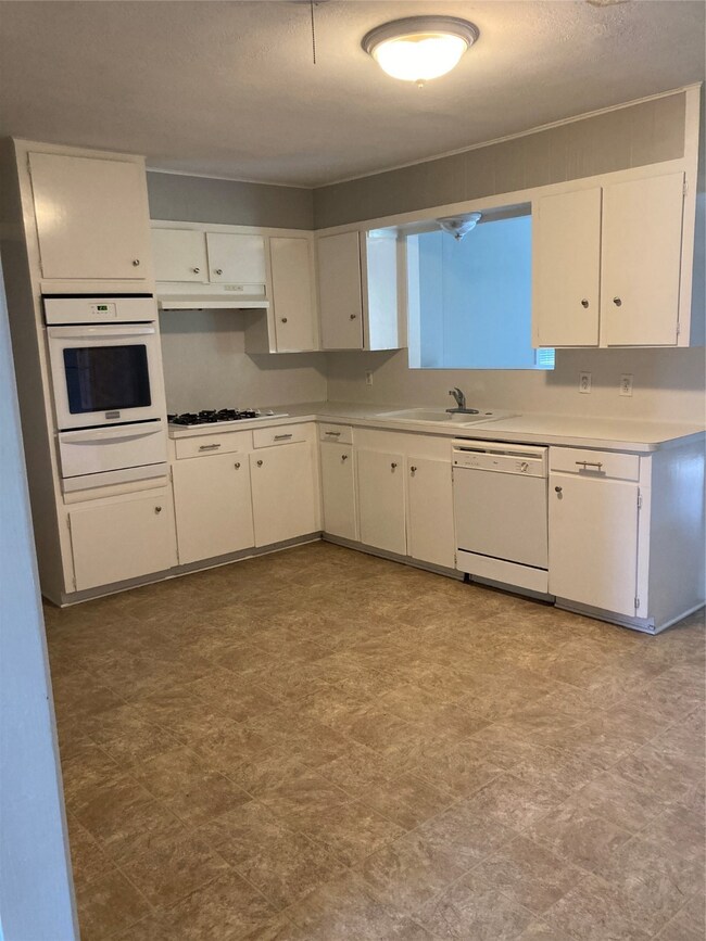 1307 College Dr, Alvin, TX 77511 - photo 4