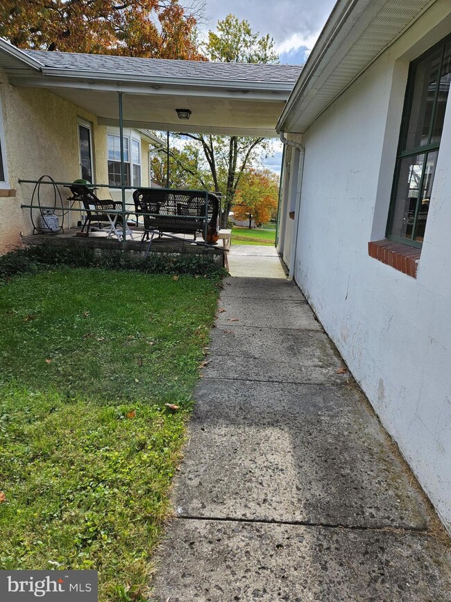 943 Farmington Ave, Pottstown, PA 19464 - photo 3