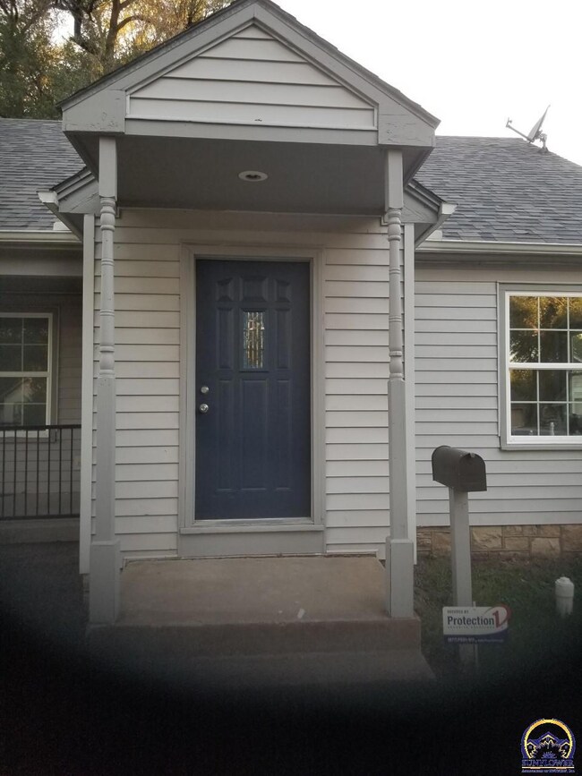 921 SW Plass Ave, Topeka, KS 66606 - photo 2
