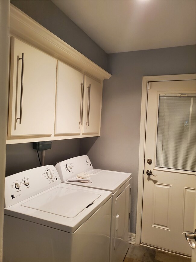 8025 W Oakwood Ct, Houston, TX 77040 - photo 4