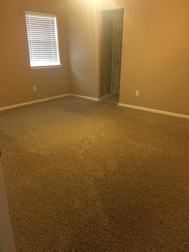 708 Live Oak Ave, Bay City, TX 77414 - photo 5