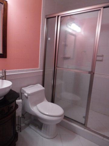 Upstairs bonus bath