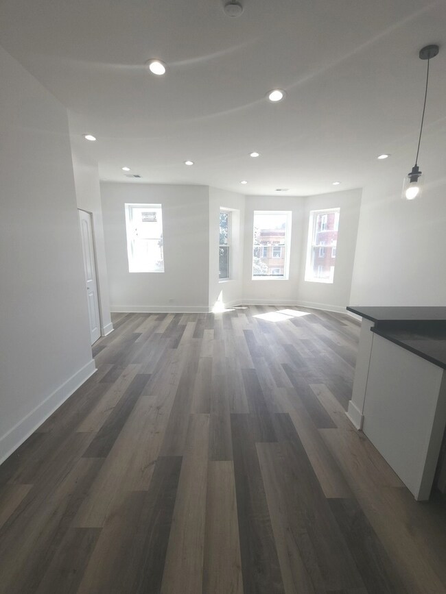 3626 W Grenshaw St, Chicago, IL 60624 - photo 2