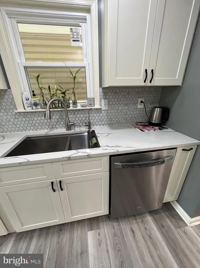 11032 Rutledge Dr, North Potomac, MD 20878 - photo 3