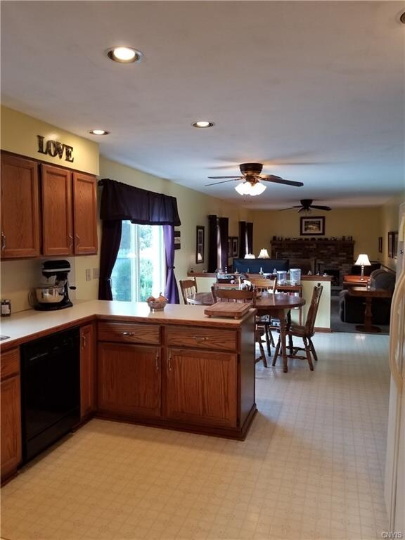 Great flow from the dining room to the kitchen, ea