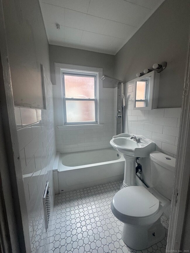 287 Dover St unit 2, Bridgeport, CT 06610 - photo 6