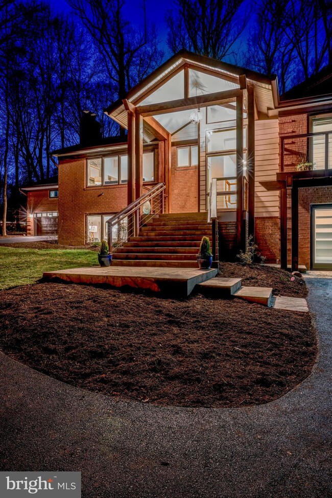 9008 Hamilton Dr, Fairfax, VA 22031 - photo 2