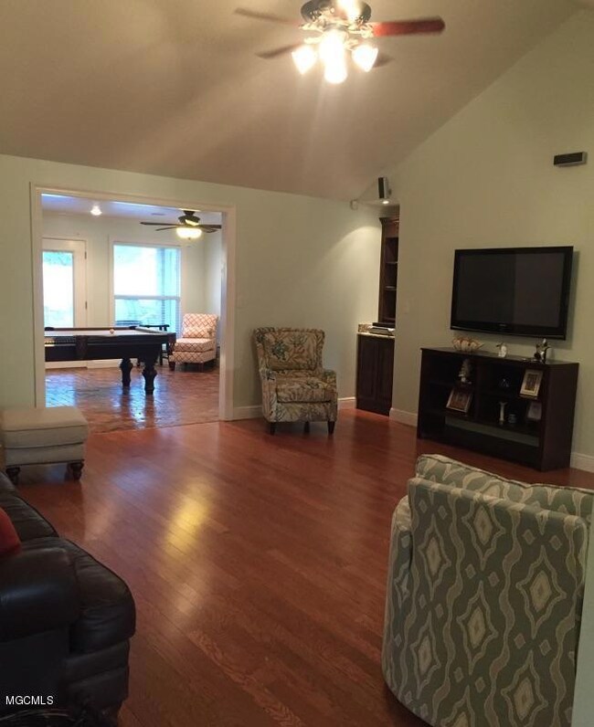 677 Mulberry Living