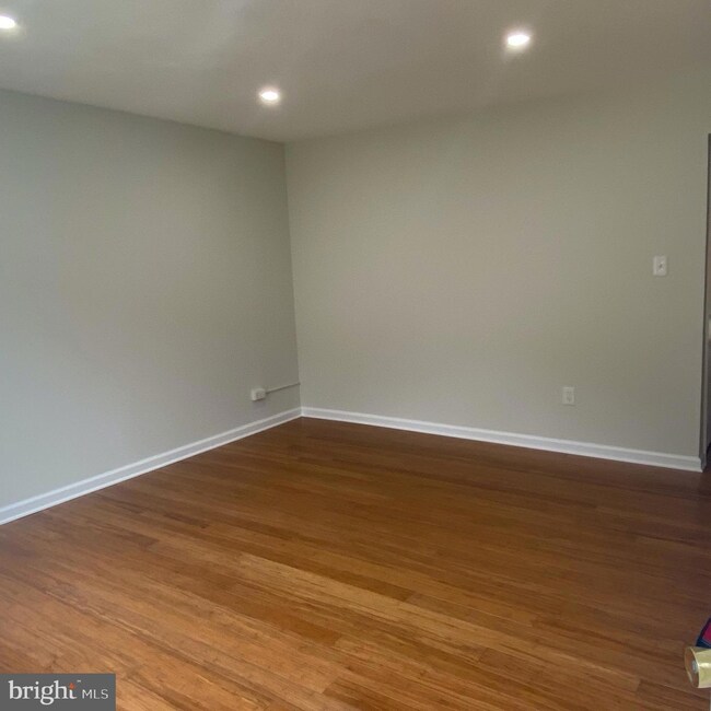 15711 Ambiance Dr, North Potomac, MD 20878 - photo 2