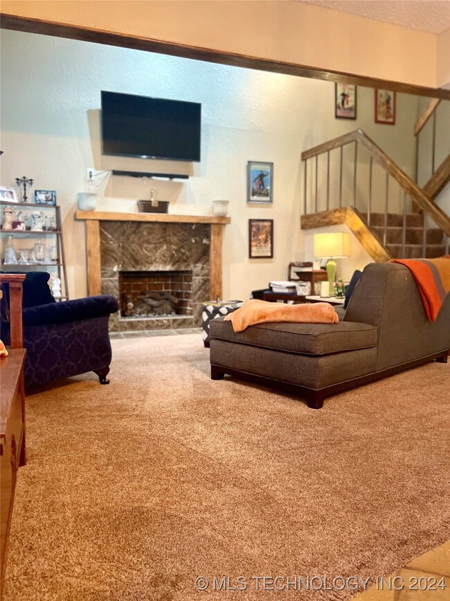 Nice size living area with vaulted ceilings and fi