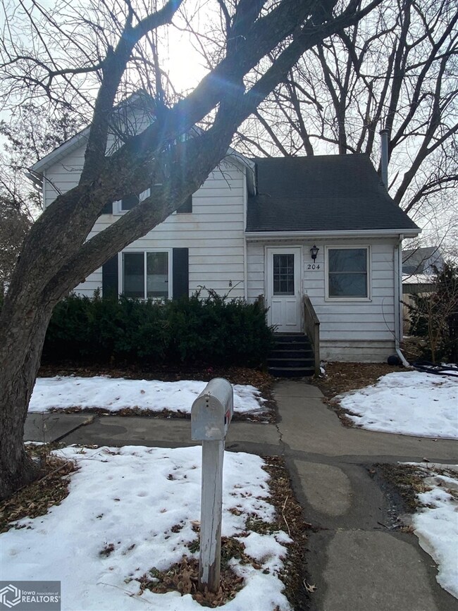 204 W Grant Ave, Shenandoah, IA 51601 - photo 2