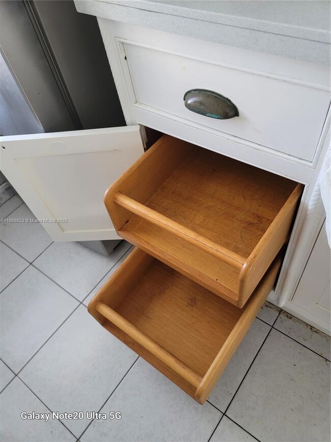 CUSTOM SHEVES IN THE KITCHEN