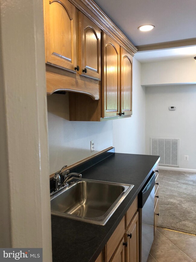 11617 Stoneview Square unit 22C, Reston, VA 20191 - photo 3