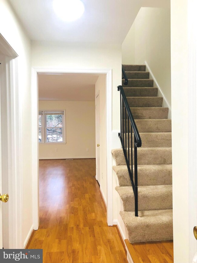 9599 Blake Park Ct, Fairfax, VA 22031 - photo 3