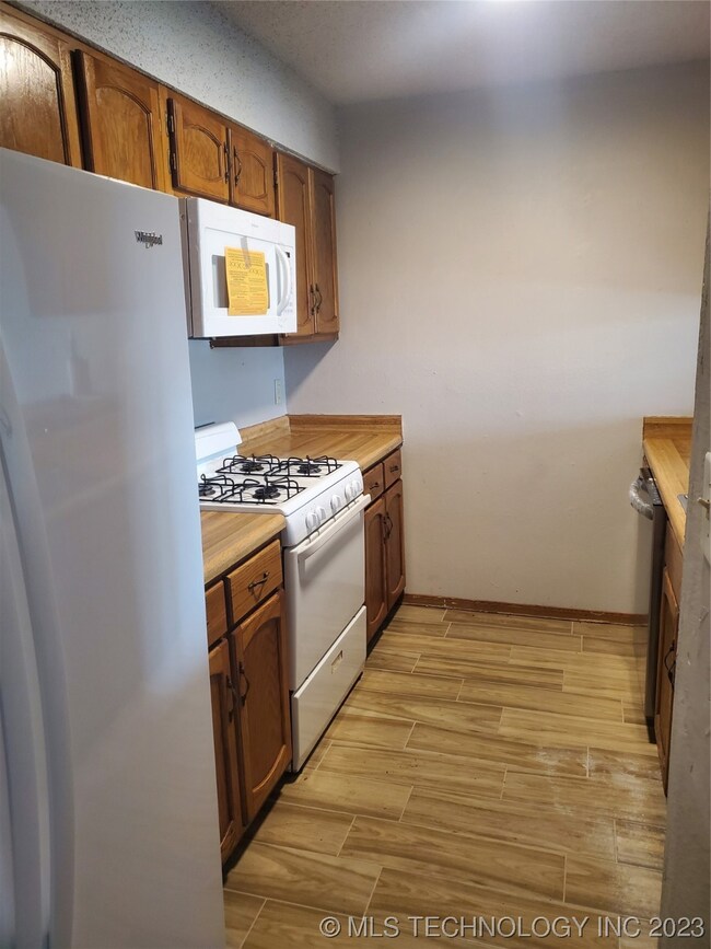 14207 S Hickory Place, Glenpool, OK 74033 - photo 6