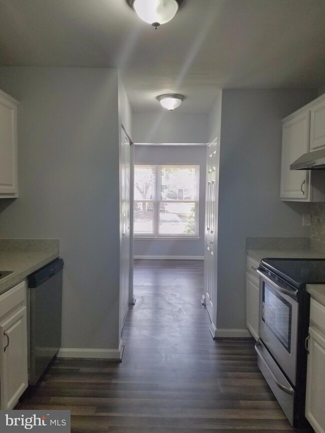 527 Peacock Dr, Hyattsville, MD 20785 - photo 4