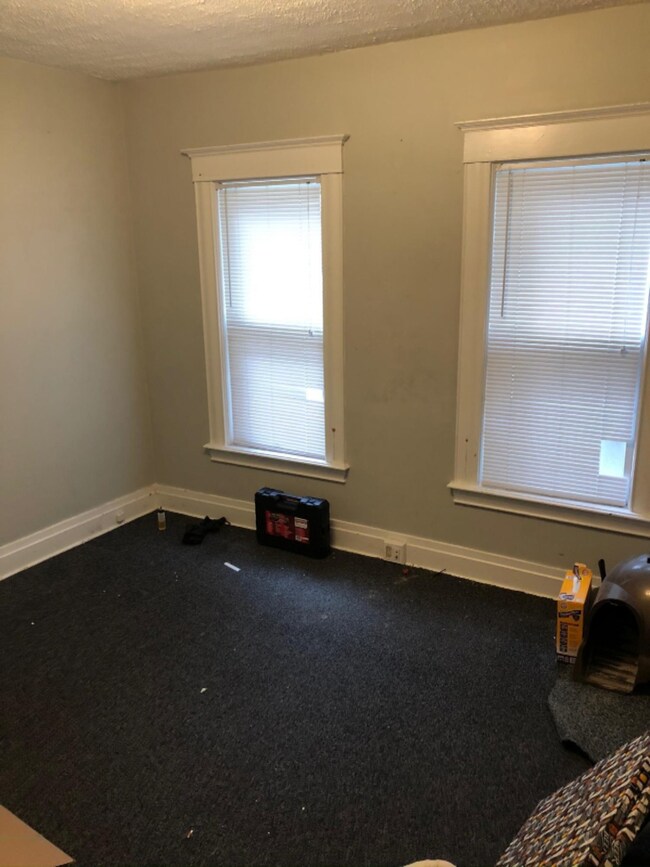 1st flr middle bedroom
