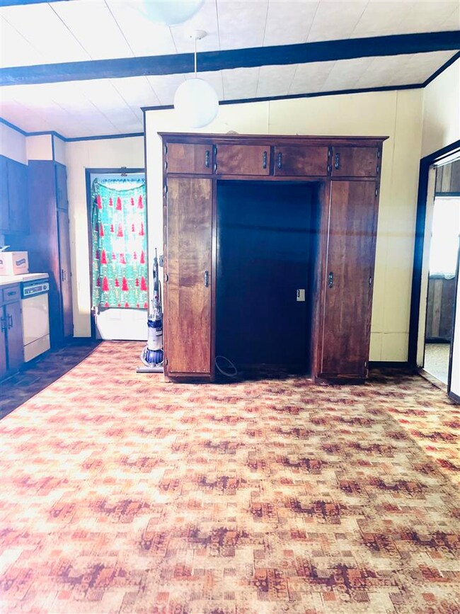 590 E Vincennes St, Linton, IN 47441 - photo 7