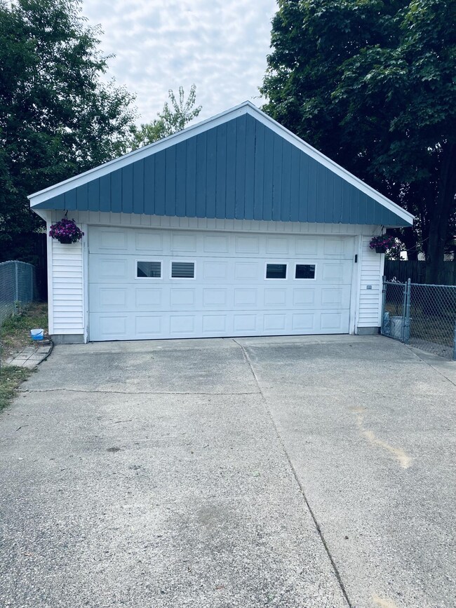 30 X 22 GARAGE