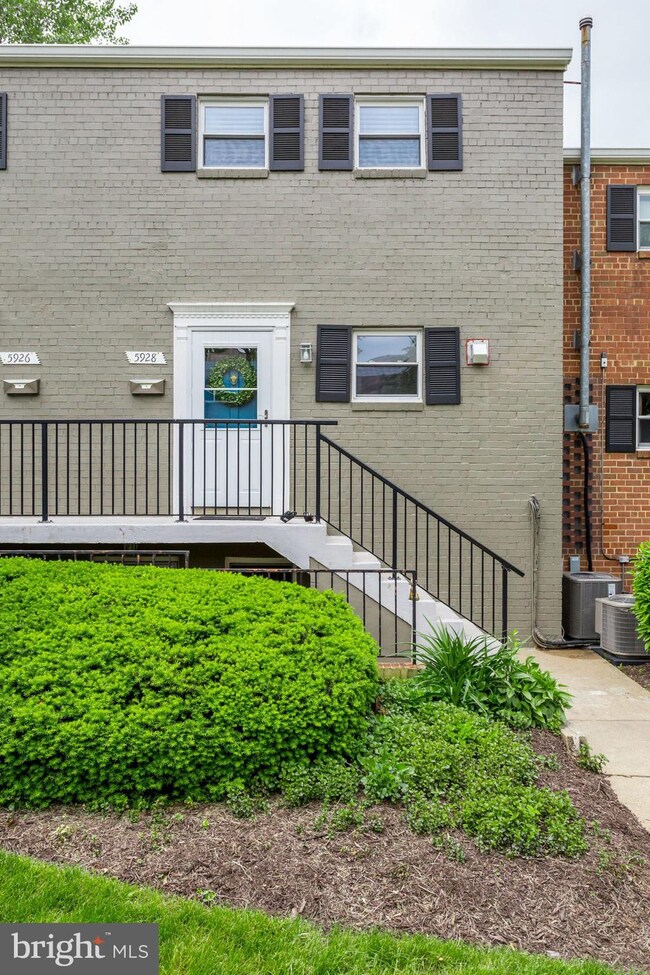 5928 Mayflower Ct, Alexandria, VA 22312 - photo 2