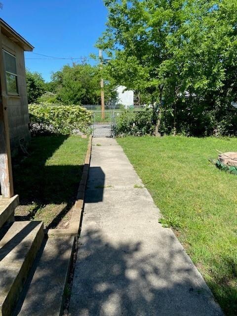 110 S Howeth St, Gainesville, TX 76240 - photo 4