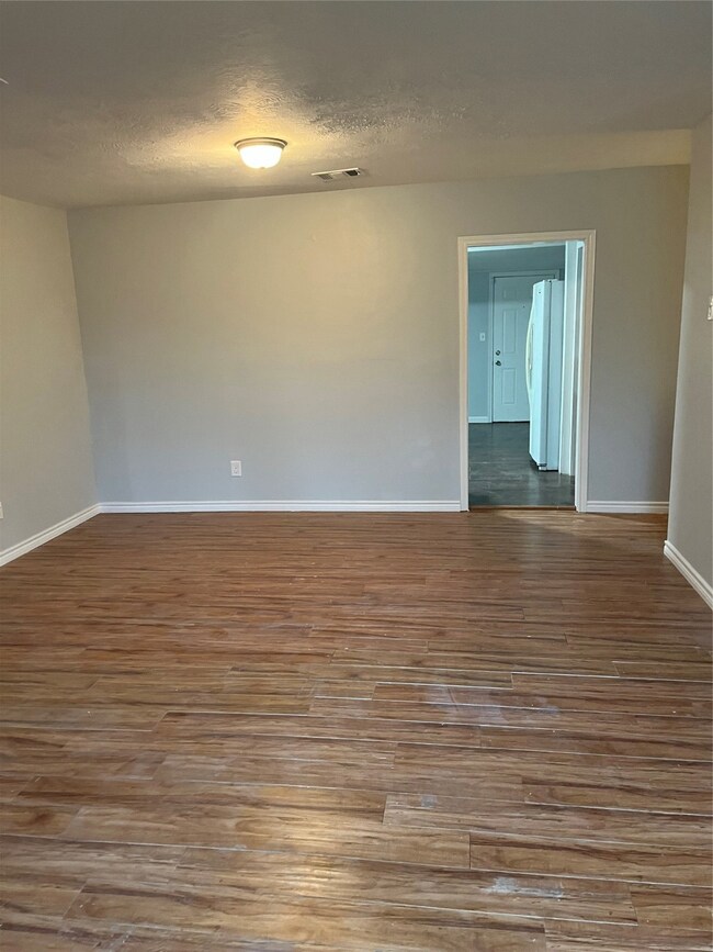 942 Grenshaw St, Houston, TX 77088 - photo 4