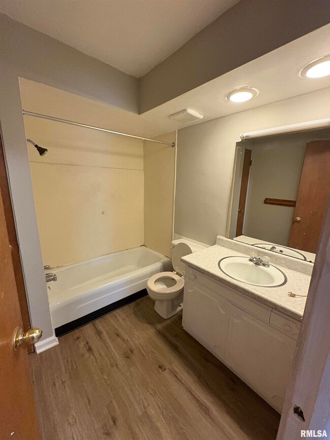 760 E Shore Dr unit 2, Pekin, IL 61554 - photo 5