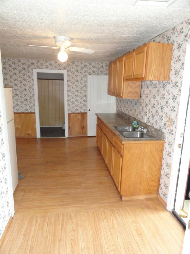 901 W King St, Garrett, IN 46738 - photo 4