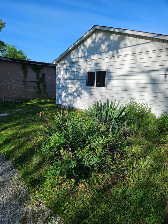 105 Blakely Ave, Terre Haute, IN 47803 - photo 4
