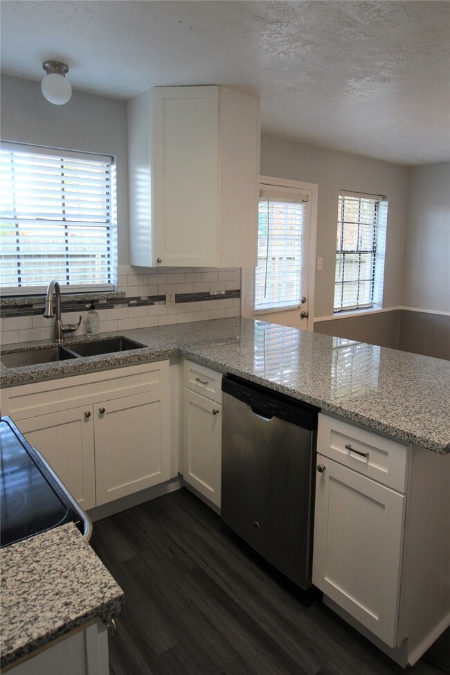 1103 Wilson Dr, Rosenberg, TX 77471 - photo 4